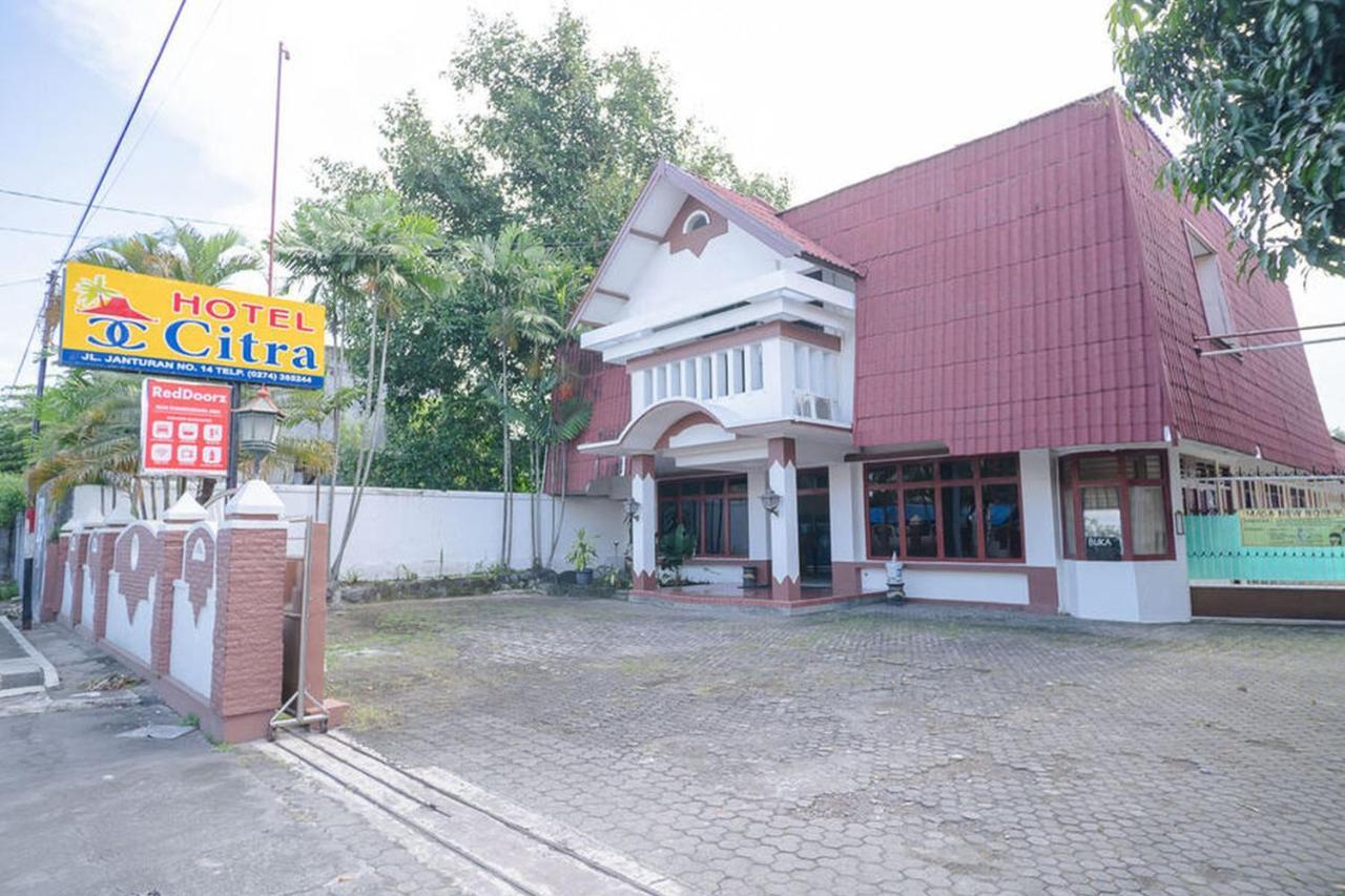 ホテル Reddoorz Near Kampus 3 Uty ジョグジャカルタ エクステリア 写真